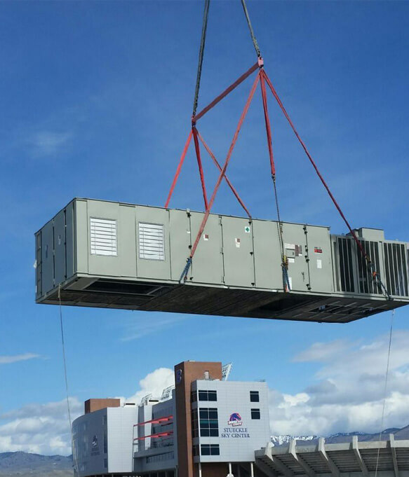 Canal de ventilation transporté sur toit dans les air